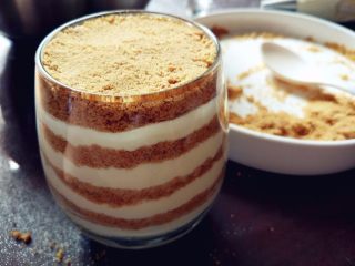 9、奶油木糠杯,直到铺满整个杯子，最后一层是饼干碎