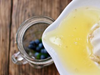 5、蓝莓Mojito鸡尾酒,倒入杯中