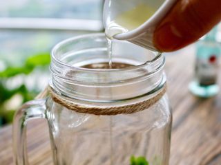 6、蓝莓Mojito鸡尾酒,倒入龙舌兰糖浆