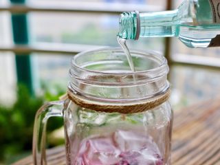 9、蓝莓Mojito鸡尾酒,倒入朗姆酒
