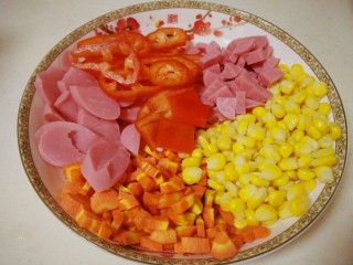 1、自制火腿披萨,食材切好备用