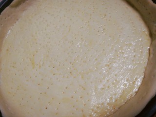 2、自制火腿披萨,生抽+盐+细砂糖+水混合刷在饼皮上