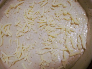 3、自制火腿披萨,撒上马苏里拉芝士