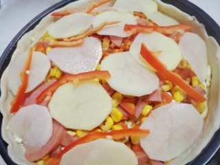 5、自制火腿披萨,再铺上土豆片和红椒