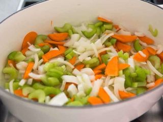 1、起司牛肉汤,平底锅加热，倒入2汤匙橄榄油，加入洋葱，胡萝卜，芹菜和大蒜，煮约3分钟，偶尔搅拌，直到洋葱变软。