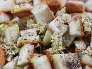 4、起司牛肉汤,将烤箱预热至190度。把1汤匙橄榄油，适量盐和胡椒粉倒入面包块中，搅拌均匀。放入烤箱烤约7分钟至金黄和脆，取出备用。