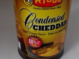 6、起司牛肉汤,把RICOS浓缩车打芝士酱和普罗卧干酪碎，30g面粉倒在一个碗里，用搅拌机搅低速打均匀；将奶酪混合物倒入汤中，慢慢搅拌直到融化。小火煮沸