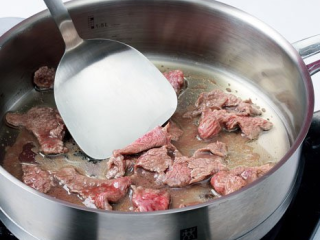 7、起司牛肉汤,在炒锅里倒入2汤匙的橄榄油。用中高火炒牛肉煮直到金黄色，约3分钟。倒入辣椒圈和香菜，用盐和胡椒调味。