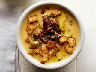 8、起司牛肉汤,将牛肉和面包块撒在煮好的汤上，撒上香菜点缀即可。