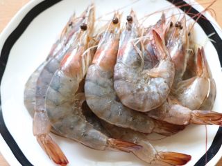 1、蒜蓉烤虾,准备大虾
