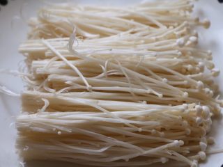 2、蒜蓉烤虾,金针菇清洗干净