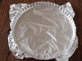 3、蒜蓉烤虾,学厨9寸披萨盘上铺锡纸备用