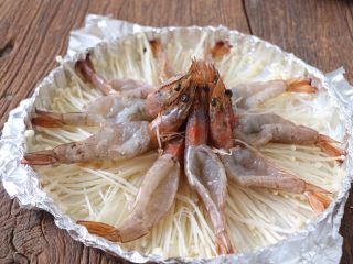 6、蒜蓉烤虾,把大虾环形放于烤盘上，大虾头部在中间相对