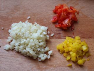 7、蒜蓉烤虾,准备大蒜沫，彩椒碎