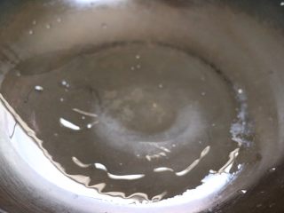 8、蒜蓉烤虾,炒锅热后倒入食用油