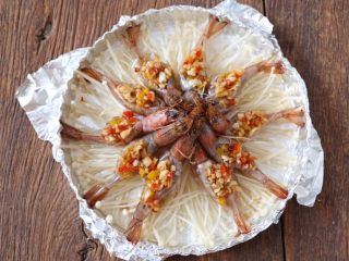 11、蒜蓉烤虾,烤箱预热200度，炒好的蒜蓉均匀盖在大虾开口处