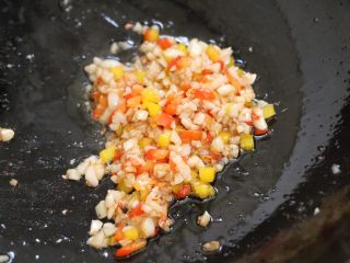 9、蒜蓉烤虾,油热后倒入大蒜和彩椒，调味品炒制2分钟