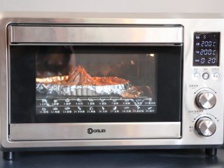 12、蒜蓉烤虾,放入提前预热好的烤箱内，200度，烤20分钟