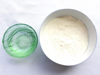1、老面豆沙包,准备清水和面粉，清水分次少量加入面粉里，扮成棉絮状，和成面团；面团不能太湿，不然发酵后，不好整形；