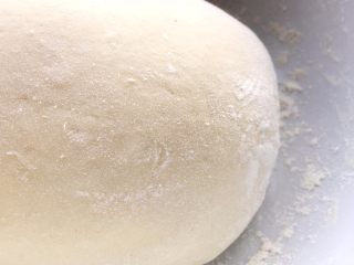 2、老面豆沙包,面团盖上湿布放在温暖的地方发酵！