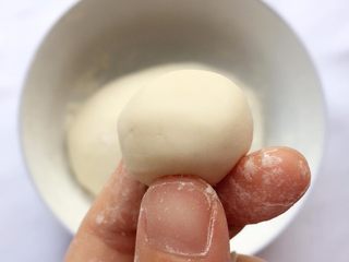8、老面豆沙包,取一小面团开水上锅蒸几分钟；检验碱量是否合适！