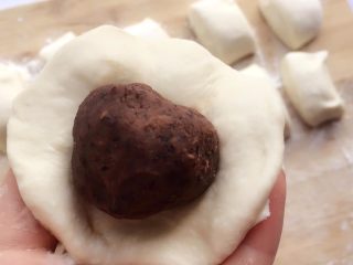 11、老面豆沙包,包入红豆沙；