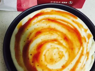 1、简易版肯德基鸡肉块披萨,淘宝买的现成饼胚，涂上番茄酱（当然自己做的饼胚更好吃哦）