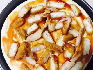 2、简易版肯德基鸡肉块披萨,肯德基的鸡块切块平均放在饼胚上