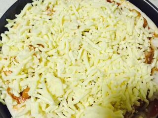 3、简易版肯德基鸡肉块披萨,鸡块上撒满芝士条，越多越香哦