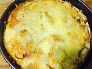 4、简易版肯德基鸡肉块披萨,烤箱200度预热15分钟，放入披萨200度上下烘烤15分钟即可