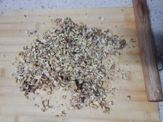 2、核桃酥,取出晾凉后擀碎备用