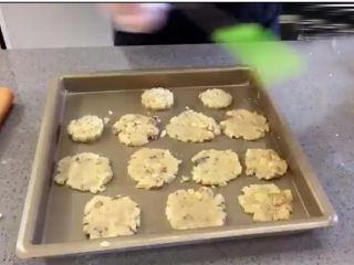 8、核桃酥,	涂上全蛋液 