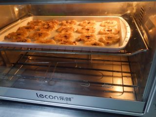 11、核桃酥,烤好取出晾凉备用（具体根据自己家里的烤箱灵活掌握温度跟时间）