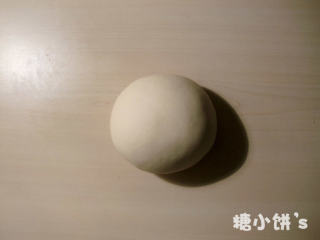 1、愤怒的小鸟披萨,面皮材料除黄油以外混合揉出膜之后再加黄油揉成光滑均匀的面团