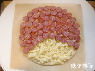 6、愤怒的小鸟披萨,意式香肠pepperoni切片。按照小鸟颜色分布铺在芝士上