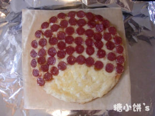 7、愤怒的小鸟披萨,送入预热好175℃的烤箱烤熟