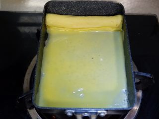 11、卡通面包超人便当「10」,最后倒入剩余的蛋液煎至9成卷起来