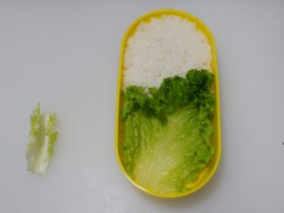 14、卡通面包超人便当「10」,去掉根部，放入饭盒。