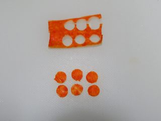 20、卡通面包超人便当「10」,压出6个圆片。