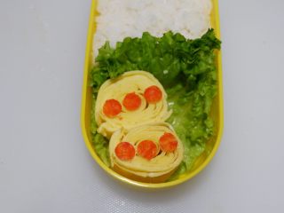 22、卡通面包超人便当「10」,一个蛋烧平行的摆入3个圆片。