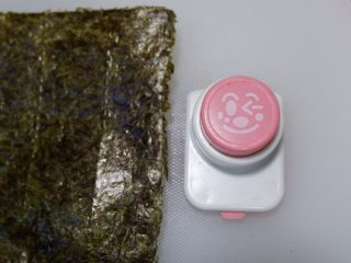 23、卡通面包超人便当「10」,表情模具用的这个。压出2附表情。