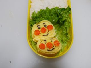 26、卡通面包超人便当「10」,第二个的眼睛，取不同形状的在做好。如果你像要做相同表情的，就在压一附表情