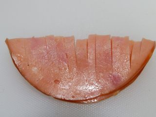 29、卡通面包超人便当「10」,用刀在折叠处均匀的切开很多刀。底部不要切断。