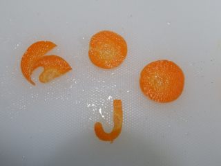 32、卡通面包超人便当「10」,胡萝卜切成片。用压花模具压出你喜欢的形状。我压了JJ字母，我的名字嘛~~