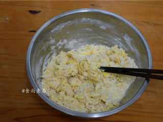 2、鸡胸肉肠仔披萨,加入40—50度左右的温水，将面粉搅拌成棉絮状
