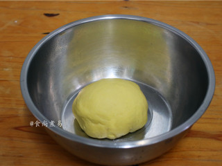 3、鸡胸肉肠仔披萨,揉面20——30分钟至面团光滑筋道，或用机器代替揉面，揉好的面团放回盆中，遮上保鲜膜，在温暖处或微波炉内发酵20分钟