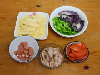 4、鸡胸肉肠仔披萨,接着处理辅料，马苏里拉奶酪切碎、洋葱、菜椒洗净切丝、鸡肉肠和鸡胸肉切片，番茄洗净切片待用