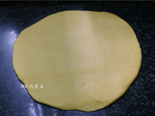 5、鸡胸肉肠仔披萨,将发酵好的面团取出，放到案板上擀成圆饼