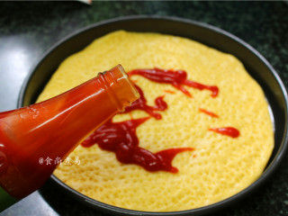 7、鸡胸肉肠仔披萨,刷上一层番茄酱