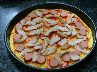 8、鸡胸肉肠仔披萨,铺上鸡肉肠和鸡胸肉